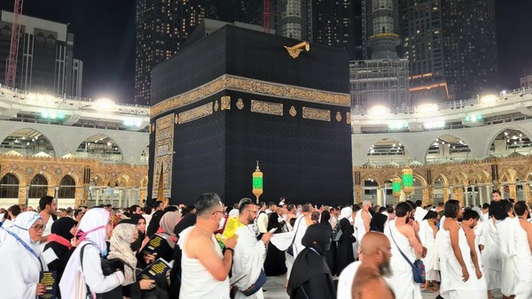 Read more about the article Bacaan Tawaf 7 Putaran Lengkap: Arab, Latin & Arti untuk Setiap Putaran